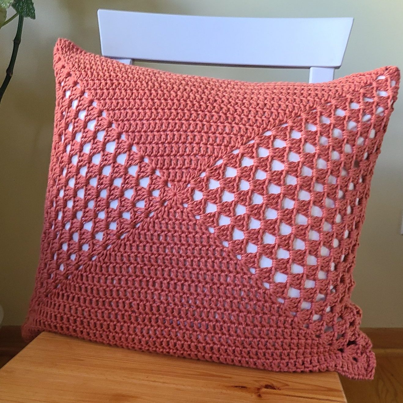 Granny Square Pillow Cover – Free Pattern & Video Tutorial