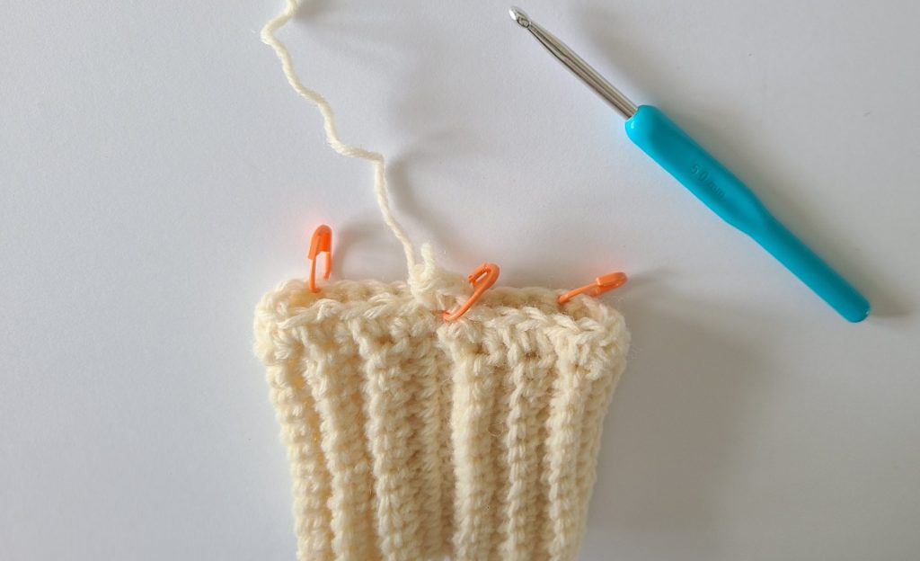 crochet beige ribbing with the first 2 rows for body of the glove