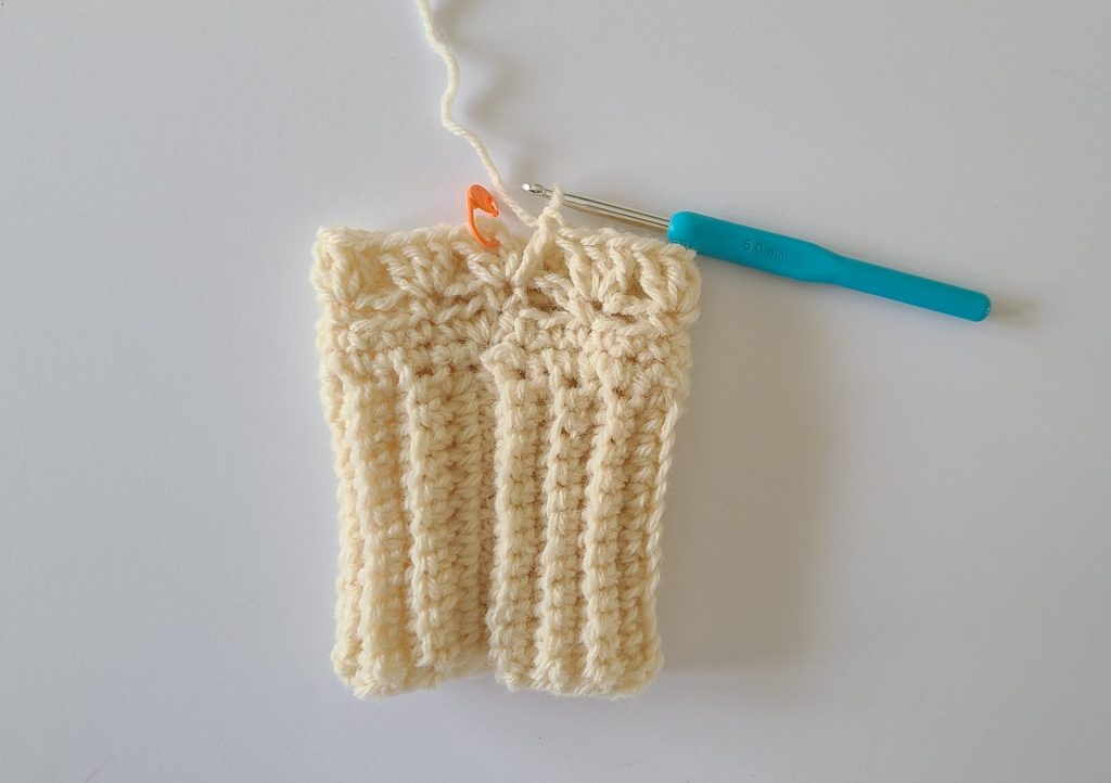 Crochet beige Fingerless Gloves Row 4