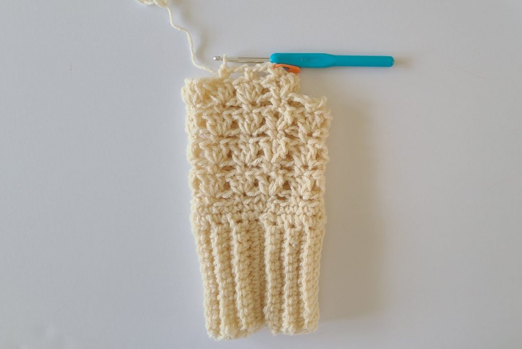 Crochet beige Fingerless Gloves Row 11